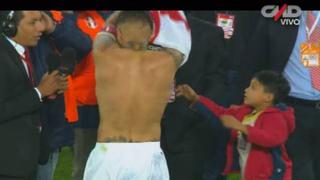 Paolo Guerrero tuvo emotivo gesto con pequeño hincha peruano