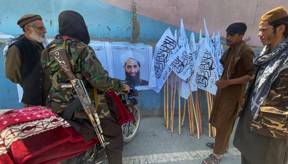 Un grupo de talibanes se reúnen cerca de la foto de su líder, Haibatullah Akhundzada. REUTERS