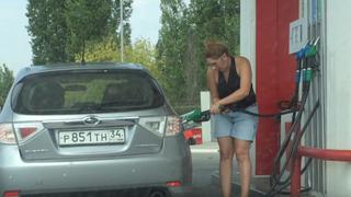 Video de mujeres que no saben echar gas se convierte en viral
