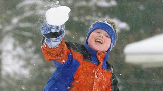 Niño de 9 años logra anular ley que prohibía "peleas" con bolas de nieve en Colorado