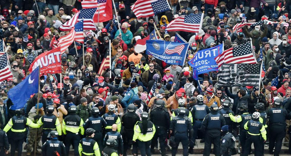 En esta foto de archivo tomada el 6 de enero de 2021, los partidarios de Donald Trump chocan con la policía mientras asaltan el Capitolio de Estados Unidos en Washington, DC. (Olivier DOULIERY / AFP).
