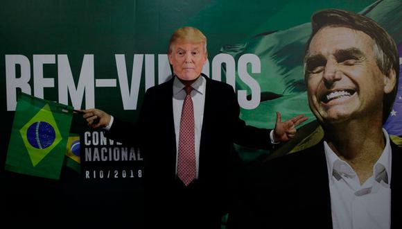 Un seguidor del actual presidente Jair Bolsonaro posaba con una máscara de Donald Trump luego de anunciar su victoria en las elecciones del 2018 en Brasil. (Archivo Reuters)