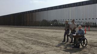 Texas construye su propio “muro” en la frontera con México