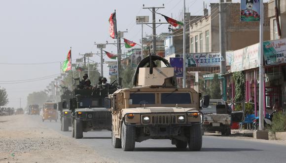 Las fuerzas de seguridad de Afganistán de desplazan por una carretera luego de que los talibanes lanzaran ataques coordinados para capturar la ciudad de Kunduz. (EFE).