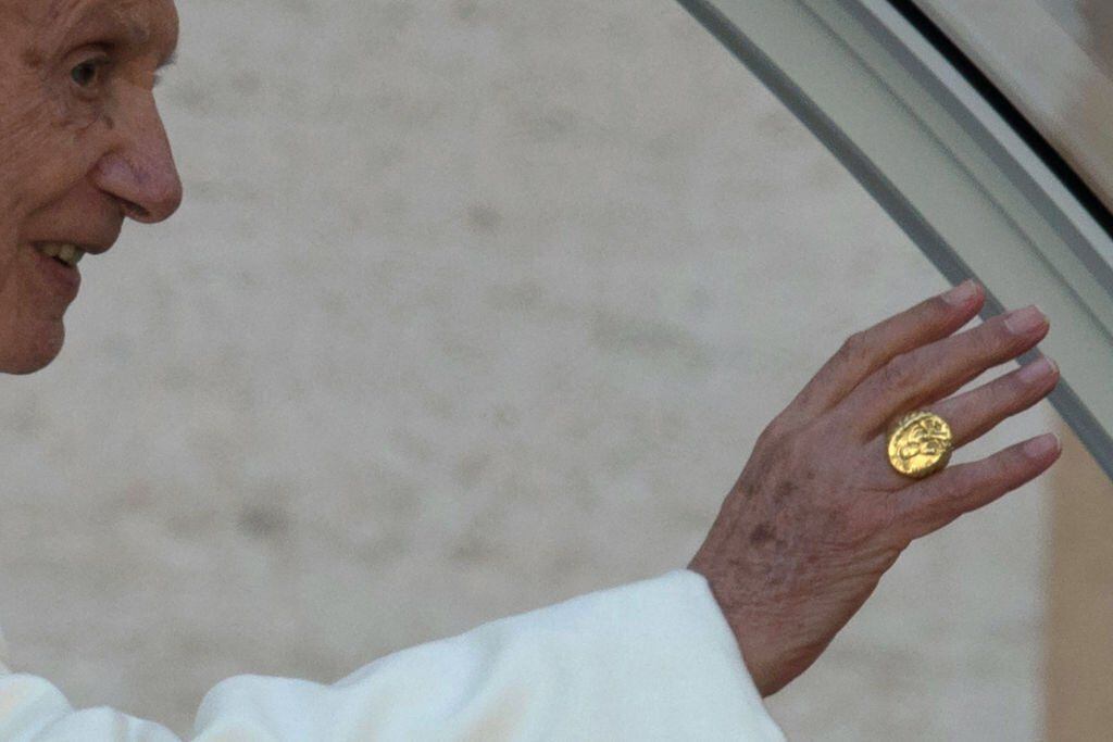 The fisherman's ring that Benedict XVI wore during his pontificate.  (GETTY IMAGES).