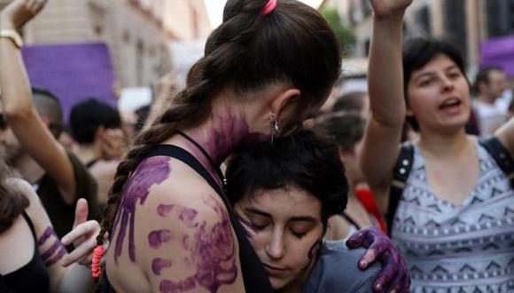 Este caso generó una amplia movilización social en España, sobre todo contra la sentencia inicial, que condenó a los involucrados por abuso sexual contra una joven y no por violación. (Foto: Reuters)