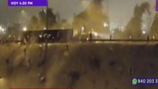 El Agustino: camión tráiler se volcó y fue saqueado por decenas de vecinos durante inmovilización obligatoria | VIDEO 