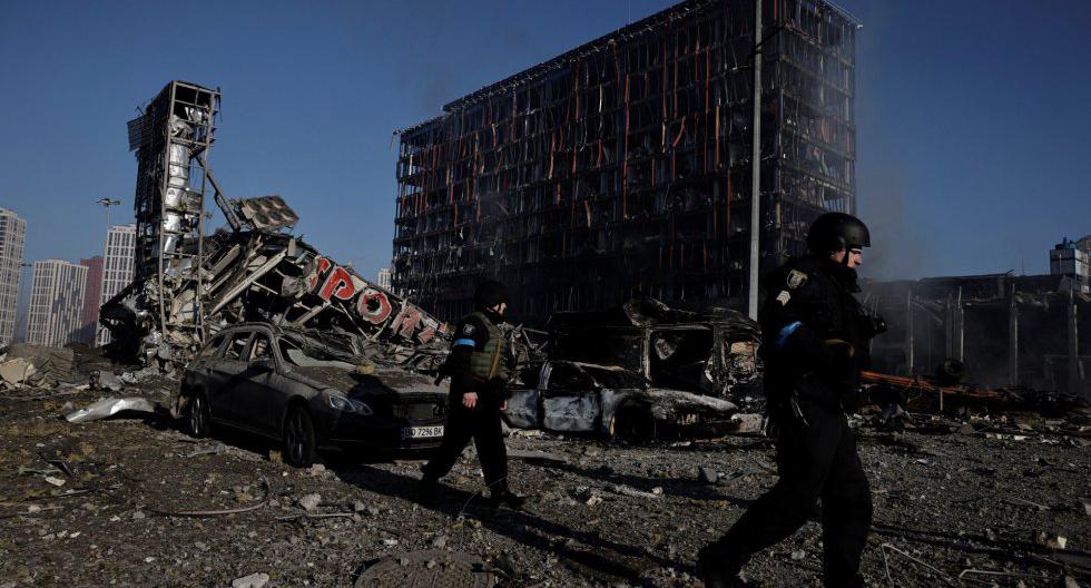 Agentes de policía caminan entre los escombros del centro comercial Retroville, bombardeado esta madrugada por Rusia en Kiev. (THOMAS PETER REUTERS).