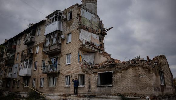 Imagen de archivo | Un edificio dañado en Lyman, región de Donetsk. (Foto de Dimitar DILKOFF / AFP)