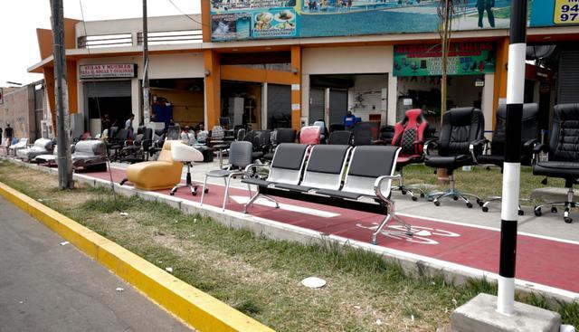 La Municipalidad de Lima anunció que reubicará los postes que impiden el tránsito; sin embargo no son los únicos obstáculos en la zona. (Foto: Renzo Salazar / El Comercio)