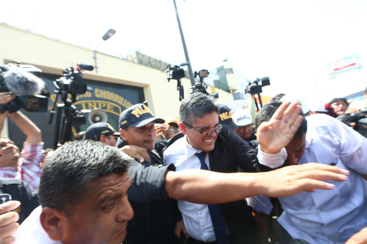 Tras varios minutos de forcejeo, el fiscal Pérez Gómez pudo subir a su vehículo, no sin antes ser agredido y tropezarse en el camino. (Fotos: Alessandro Currarino / GEC)