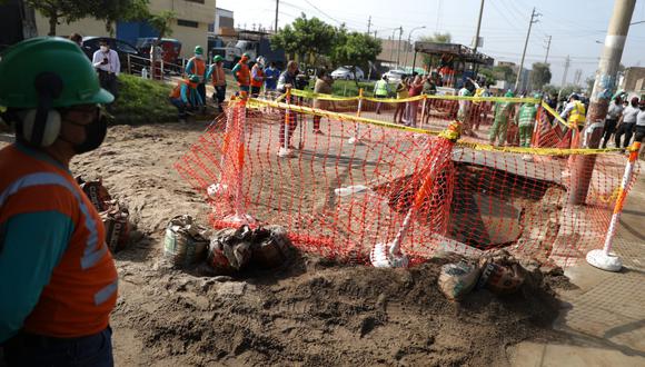 Personal de Sedapal y de la Municipalidad de San Juan de Lurigancho efectúa trabajos de limpieza en la zona perjudicada. | Foto: Julio Reaño/GEC