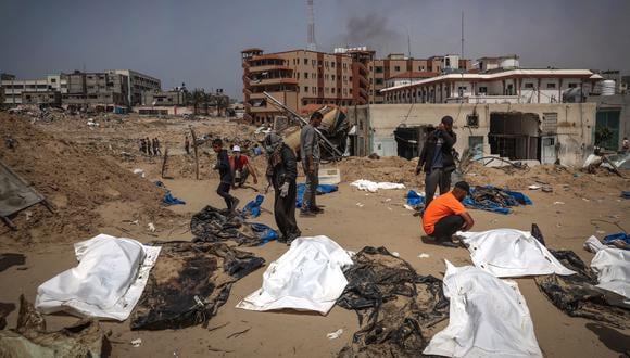 Personas y trabajadores de la salud desentierran cadáveres encontrados en el Hospital Nasser en Khan Yunis, en el sur de la Franja de Gaza. (Foto de AFP)