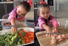 Niña de 2 años se gana el corazón de todos por cocinar para su mamá