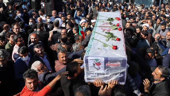 Los iraníes llevan el ataúd de una de las personas muertas en un ataque a tiros, durante su funeral en la ciudad de Izeh en la provincia iraní de Juzestán, el 18 de noviembre de 2022.  (Foto de ALIREZA MOHAMMADI / isna / AFP)