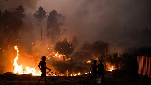 Habitantes combaten las llamas de un incendio forestal en el pueblo de Urqueira, Ourem, Portugal, 19 de agosto de 2022. (Foto: EFE/EPA/PAULO CUNHA)
