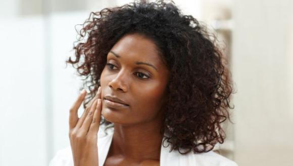 La Organización Mundial de la Salud asegura que la mayoría de mujeres de piel oscura que usa productos blanqueadores lo hace sin receta médica. (Foto: Getty Images)