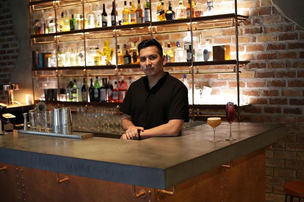 Gerson Arteaga, co-owner of Hidden Bar, at the bar of his premises located in the mysterious and hidden passage Mártir José Olaya de Miraflores.  (Photos: Britanie Arroyo)