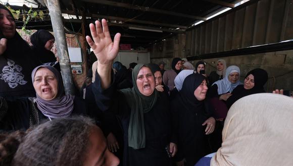 Familiares asisten al funeral de uno de los seis palestinos que murieron en enfrentamientos con colonos israelíes en la aldea de Qusra, durante un funeral en la aldea de Qusra, cerca de Naplusa, Cisjordania, el 12 de octubre de 2023 | Foto: EFE/EPA/ALAA BADARNEH