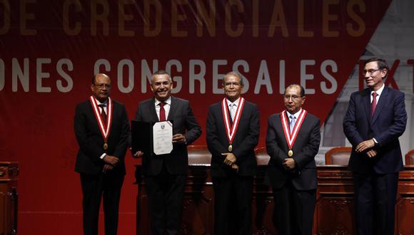 El congresista electo Daniel Urresti recibe su credencial en el Centro de Convenciones de Lima. (Foto: GEC)