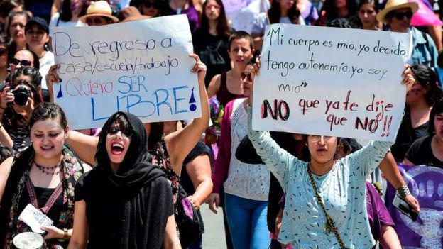 Una parte del reclamo feminista es el constante temor a no volver a casa con bien por los crecientes índices de agresiones. (GETTY IMAGES).