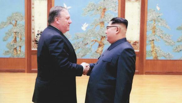 La Casa Blanca publicó fotos del encuentro entre Mike Pompeo y Kim Jong-un. (Foto: Reuters)