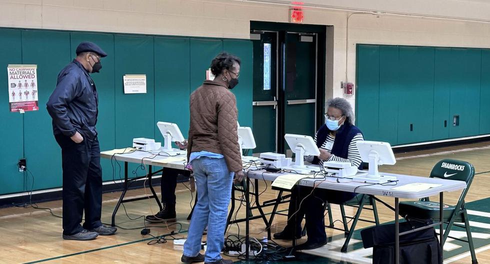 United States: polling places close in South Carolina, which opens the Democratic primaries