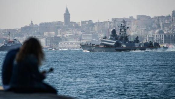 La corbeta rusa Mirazh cruza por Estambul en su ruta hacia Siria. (Foto: BBC)