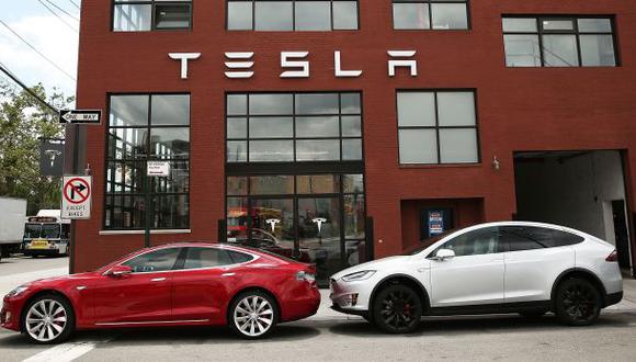 Tesla no desactivará piloto automático pese a accidente mortal