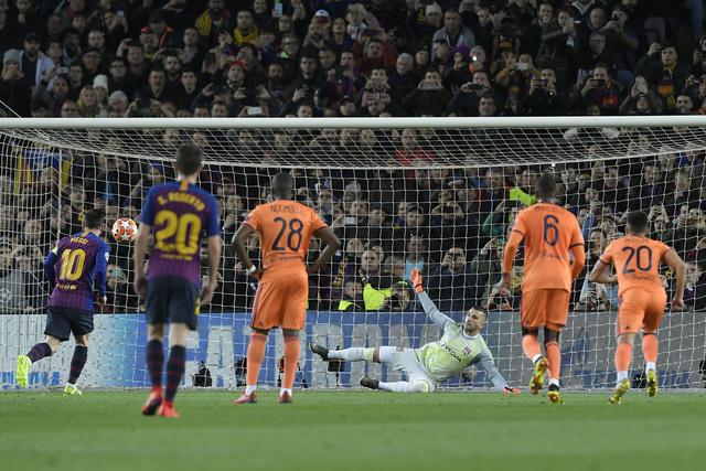 Barcelona vs. Lyon: Messi y el golazo a lo Panenka tras polémico penal contra Luis Suárez. (Foto: AFP)