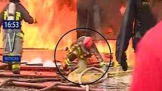 Bombero fue alcanzado por el fuego durante incendio en grifo | VIDEO