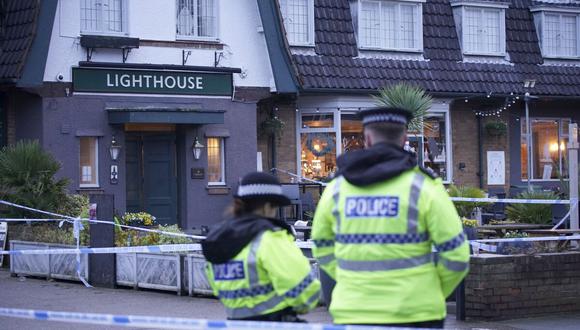 Policías en el Lighthouse Inn en Wallasey Village, cerca de Liverpool, Inglaterra, el 25 de diciembre de 2022. (Foto de Peter Byrne / Associated Press)