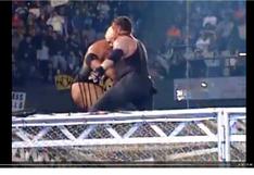 WWE: El día que Rikishi fue lanzado desde la celda (VIDEO)