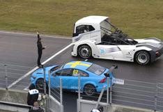¿Quién gana?: Camión de 2.400 HP se enfrenta a auto de carreras