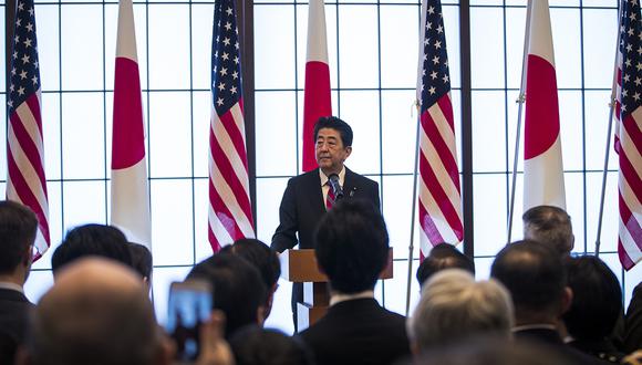 El primer ministro de Japón, Shinzo Abe, pronuncia su discurso durante la recepción conmemorativa del 60 aniversario de la firma del tratado de seguridad Japón-Estados Unidos en Tokio. (Foto: AFP)