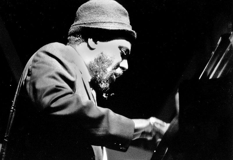 Thelonious Monk tocando durante el Newport Jazz Festival de 1963. [Foto: AF]