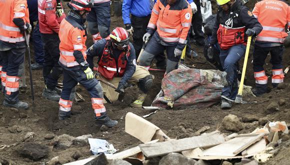 Los equipos de rescate buscaron el lunes a más de 60 personas reportadas como desaparecidas después de un deslizamiento de tierra provocado por meses de fuertes lluvias que mató al menos a siete personas en el sur de Ecuador. (Foto de Marcos PIN / AFP)