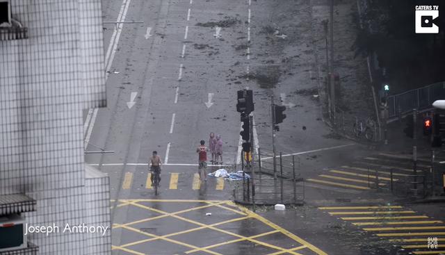 Video muestra a un padre irresponsable haciendo que sus hijos posen para fotos en pleno paso del tifón Mangkhut por Hong Kong. (YouTube | StoryTrender)