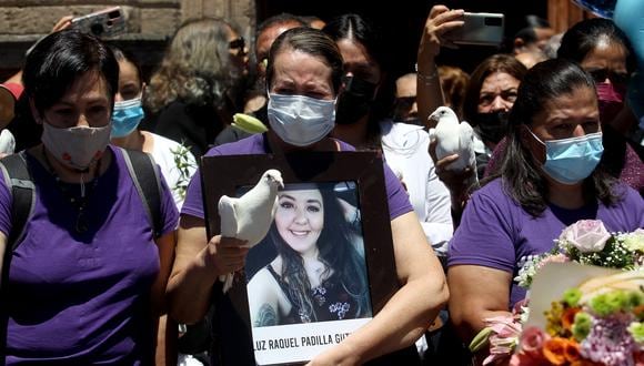 Personas y familiares de la activista Luz Raquel Padilla, quien fue quemada por extraños, participan en una manifestación para exigir justicia durante su velorio en Zapopan, México, el 21 de julio de 2022. (Foto por ULISES RUIZ / AFP)