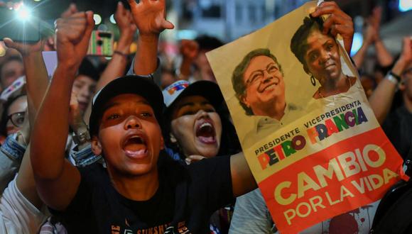 Los partidarios del candidato presidencial colombiano por la coalición Pacto Histórico, Gustavo Petro, y su compañera de fórmula, Francia Márquez, asisten a un mitin en Medellín, Colombia, el 22 de abril de 2022. (JOAQUIN SARMIENTO / AFP).