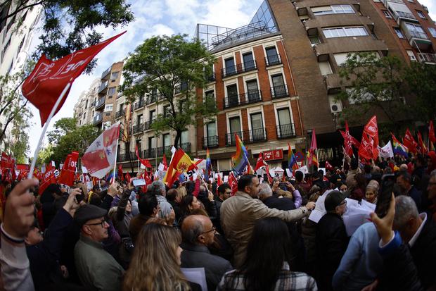 Simpatizantes del PSOE se concentran en los alrededores de la sede socialista de Ferraz para mostrar su apoyo al presidente del Gobierno, Pedro Sánchez. EFE/Rodrigo Jiménez