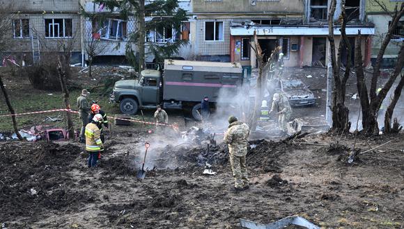 Militares ucranianos inspeccionan los restos de un misil en el patio de un edificio dañado después de un ataque con misiles en Lviv, oeste de Ucrania, el 29 de diciembre de 2023, en medio de la invasión rusa de Ucrania. (Foto de YURIY DYACHYSHYN / AFP)
