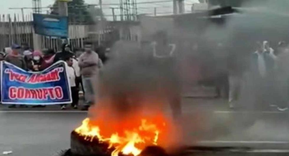 Protesters block the Panamericana Norte highway at Sankey Oval |  lime