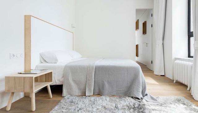 La habitación principal, además, destaca por su simpleza. Este ambiente cuenta con una alfombra y radiador que se integran perfectamente a la decoración. (Dmitry Chebanenkov/ Monoloko Design)