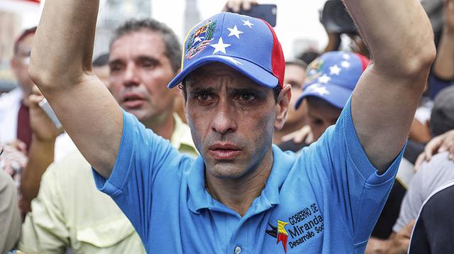 Venezuela: Gases lacrimógenos asfixian a Capriles en marcha - 5