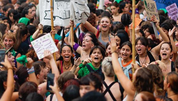 Mujeres participan en una manifestación en conmemoración del Día Internacional de la Mujer, este viernes en Buenos Aires (Argentina) | Foto: EFE/ Juan Ignacio Roncoroni