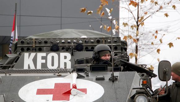 Un soldado de la misión de mantenimiento de la paz dirigida por la OTAN en Kosovo (KFOR).