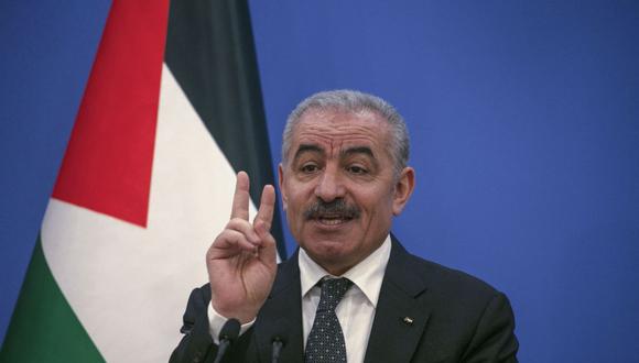 El primer ministro palestino, Mohammad Shtayyeh, habla con los reporteros durante una conferencia de prensa en Ramallah el 5 de mayo de 2020. (Foto de ABBAS MOMANI / AFP).