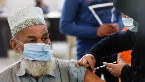 Proceso de vacunación contra el coronavirus en Pakistán. (Reuters)