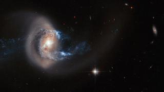 Hubble capta imagen de galaxia deformada